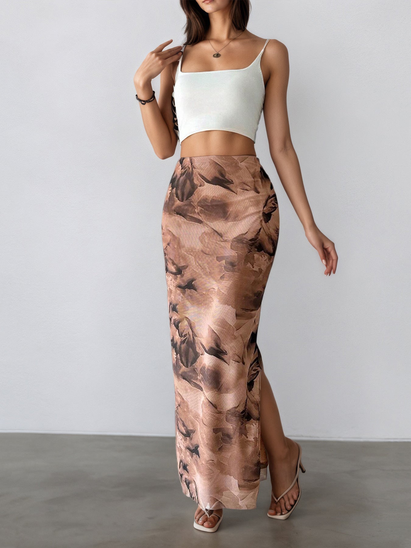 Printed half-length skirt with a sexy side slit