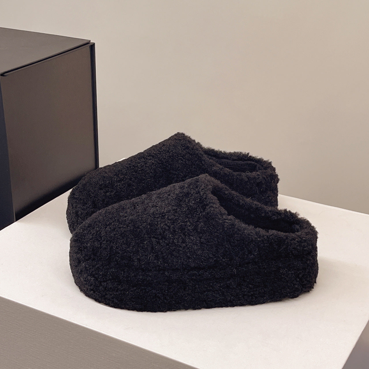 Retro-style closed-toe fleece-lined warm slippers