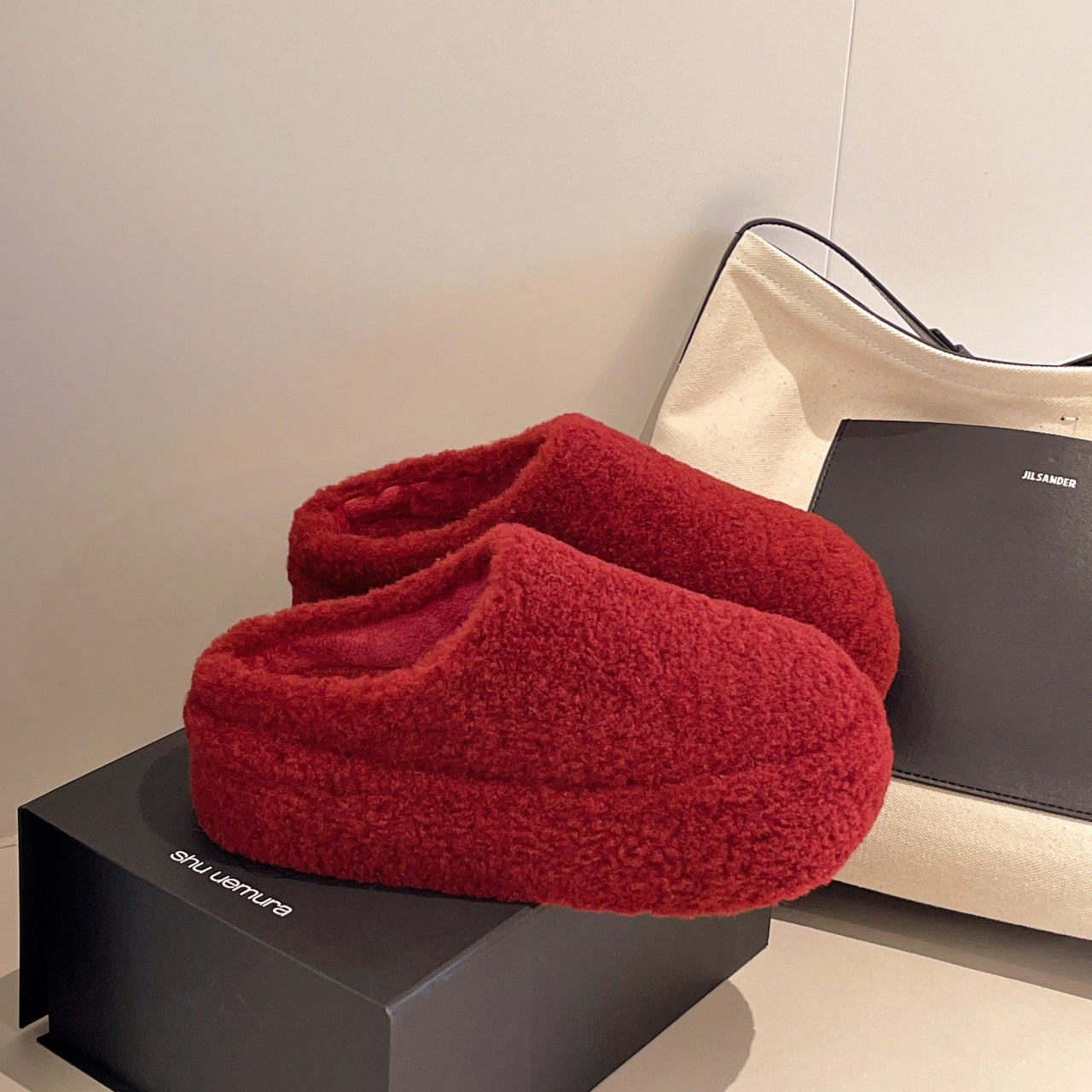 Retro-style closed-toe fleece-lined warm slippers