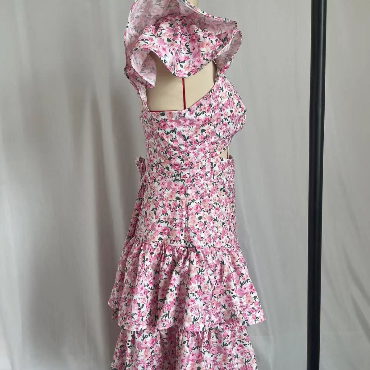 A one-shoulder, flappy, waist-exposed, sexy and fashionable pink lace-up floral dress for a hot girl