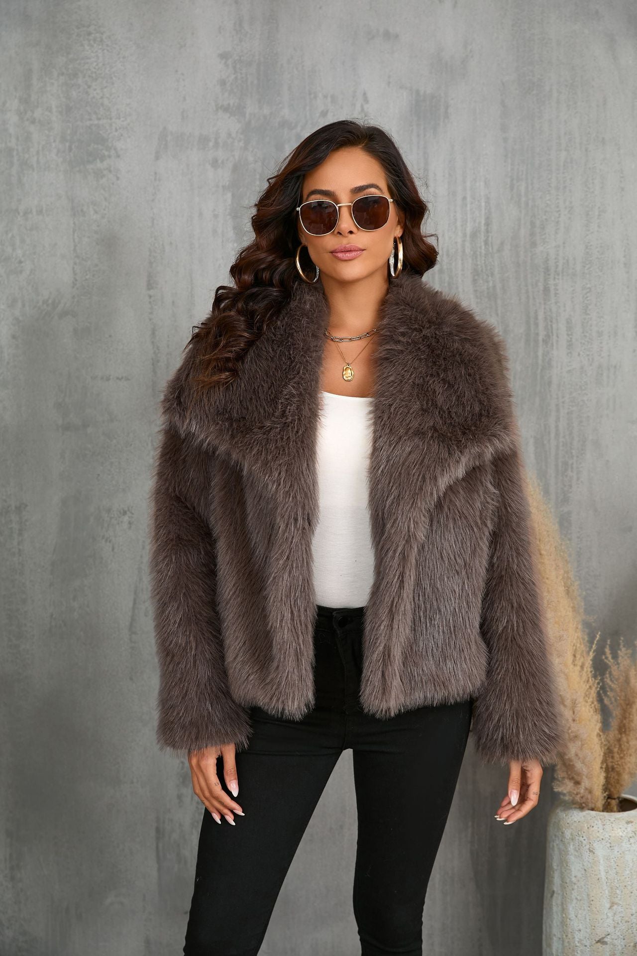 Short and fashionable fox fur coat, fluffy and plush women's clothing