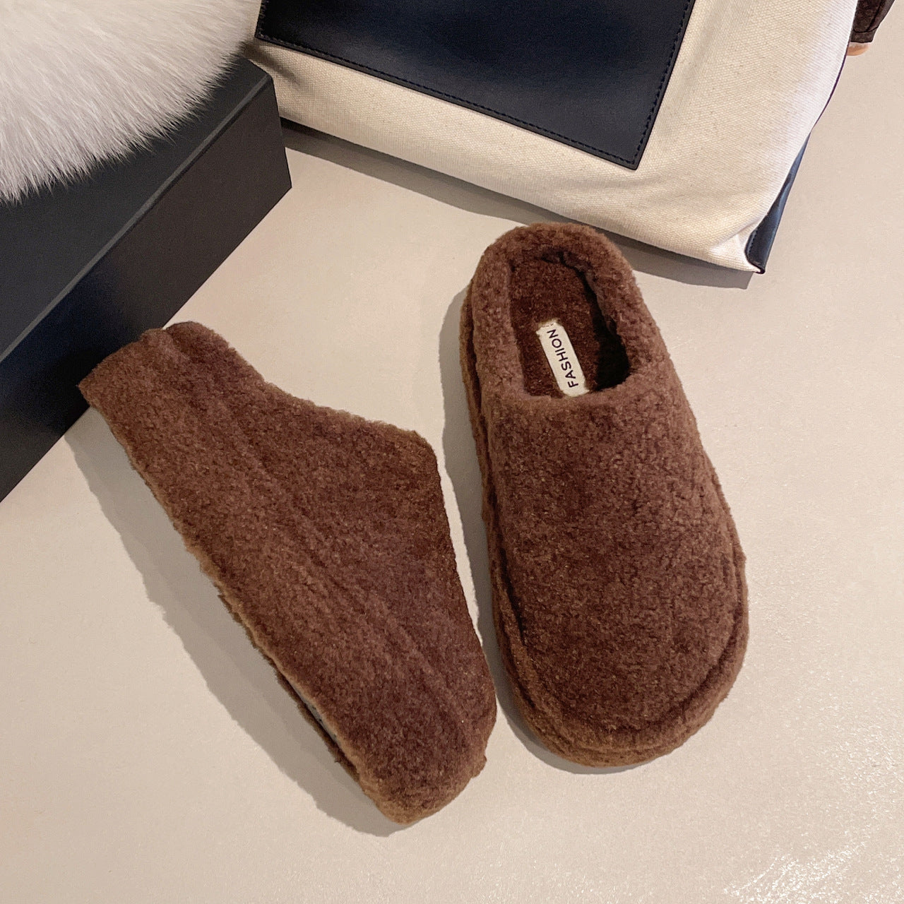 Retro-style closed-toe fleece-lined warm slippers